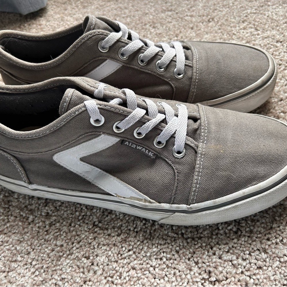 Airwalk Gray and White Sneakers Versatile Skate Style